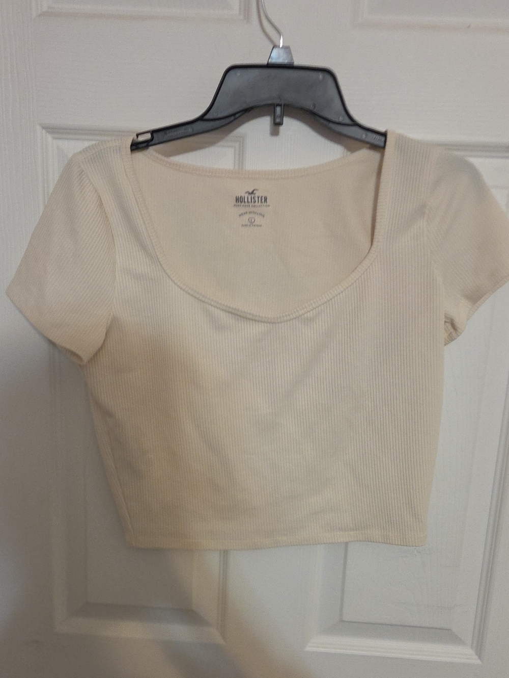 Hollister Women's Ribbed Scoop-Neck Short Sleeve Crop Top in Cream